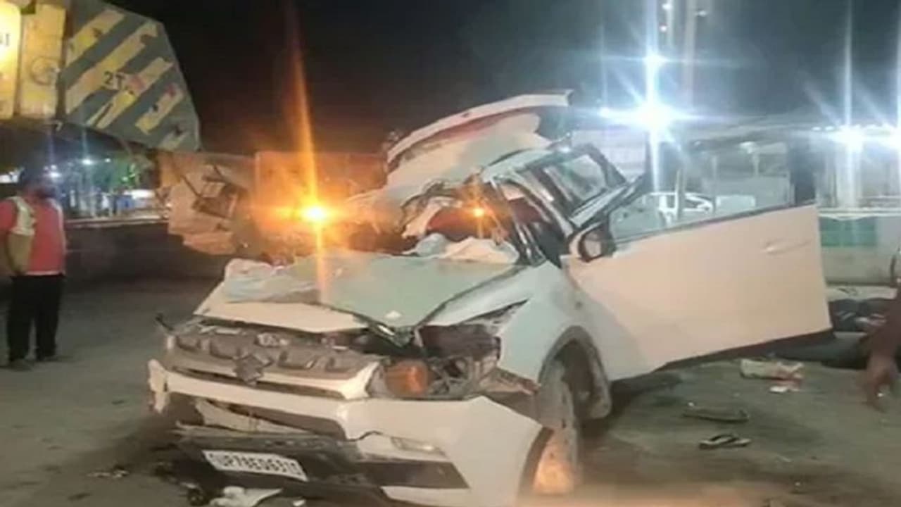 కర్ణాటకలో ఘోర రోడ్డుప్రమాదం... నాలుగేళ్ల చిన్నారితో సహా సాప్ట్ వేర్ దంపతుల దుర్మరణం కర్ణాటకలో ఘోర రోడ్డుప్రమాదం... నాలుగేళ్ల చిన్నారితో సహా సాప్ట్ వేర్ దంపతుల దుర్మరణం