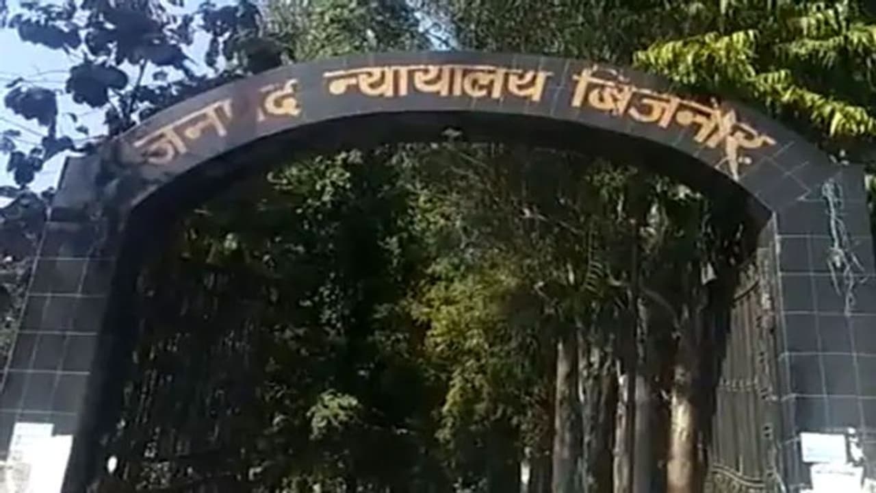 आइसक्रीम का लालच देकर नाबालिग बच्ची के साथ किया था दुष्कर्म, 3 साल बाद कोर्ट ने सुनाई 25 साल के कारावास की सजा आइसक्रीम का लालच देकर नाबालिग बच्ची के साथ किया था दुष्कर्म, 3 साल बाद कोर्ट ने सुनाई 25 साल के कारावास की सजा