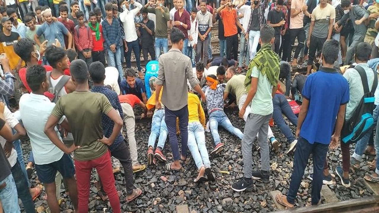 Agnipath Protest : సికింద్రాబాద్ ఆందోళనలో పాల్గొన్న యువకుడు ఆత్మహత్యాయత్నం Agnipath Protest : సికింద్రాబాద్ ఆందోళనలో పాల్గొన్న యువకుడు ఆత్మహత్యాయత్నం