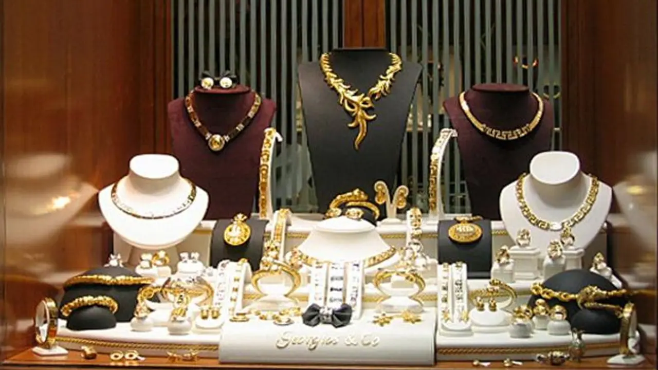 Gold and Silver Price: ಆಭರಣ ಪ್ರಿಯರೇ ಇಲ್ನೋಡಿ: ಯಥಾಸ್ಥಿತಿ ಕಾಯ್ದುಕೊಂಡ ಬಂಗಾರದ ದರ, ಬೆಳ್ಳಿ ಬೆಲೆಯಲ್ಲಿ ಇಳಿಕೆ Gold and Silver Price: ಆಭರಣ ಪ್ರಿಯರೇ ಇಲ್ನೋಡಿ: ಯಥಾಸ್ಥಿತಿ ಕಾಯ್ದುಕೊಂಡ ಬಂಗಾರದ ದರ, ಬೆಳ್ಳಿ ಬೆಲೆಯಲ್ಲಿ ಇಳಿಕೆ