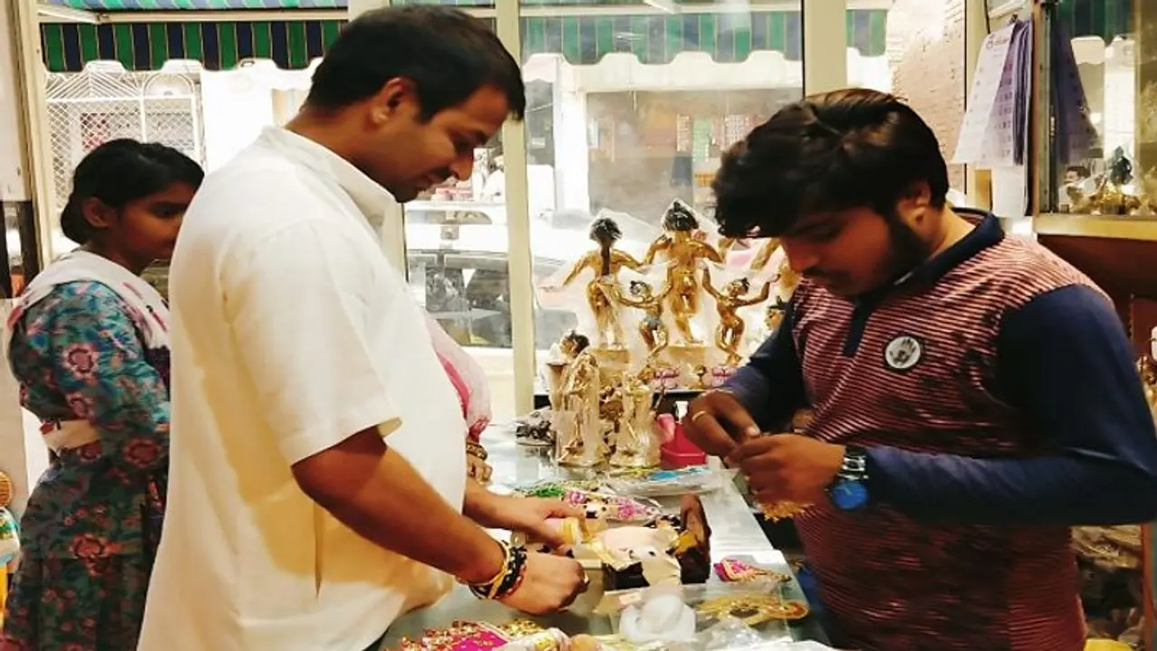 लालू प्रसाद यादव के पुत्र तेज प्रताप आए वृंदावन, इस खास चीज को खरीदने खुद ही पहुंच गए दुकान 