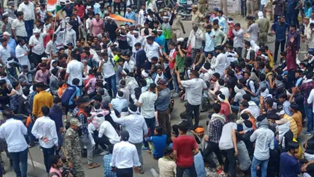 अग्निपथ पर 7 राज्यों में बवाल: रोहतक में एक छात्र ने की आत्महत्या, पढ़िए हर स्टेट की रिपोर्ट सड़क पर उतरे युवा अग्निपथ पर 7 राज्यों में बवाल: रोहतक में एक छात्र ने की आत्महत्या, पढ़िए हर स्टेट की रिपोर्ट सड़क पर उतरे युवा