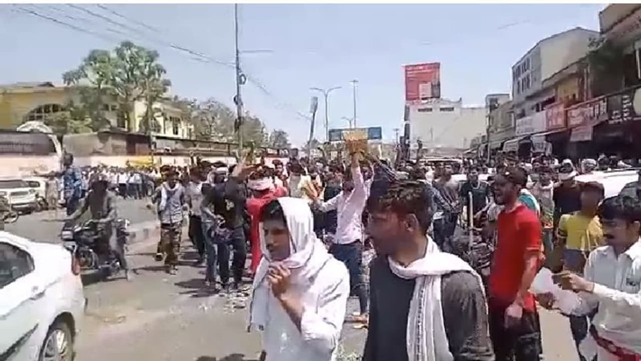 अग्निपथ पर बवाल: सीकर में योजना का विरोध कर रहे लोगों पर चली लाठियां, फिर शांति से विरोध करने की दी परमिशन अग्निपथ पर बवाल: सीकर में योजना का विरोध कर रहे लोगों पर चली लाठियां, फिर शांति से विरोध करने की दी परमिशन