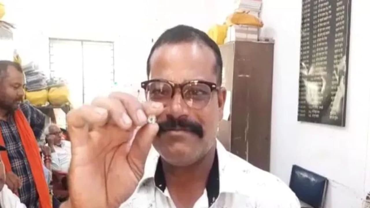 हीरे सी चमकी मजदूरों की किस्मत : पन्ना की जिस खदान में बहाते थे पसीना, वहीं हुआ ऐसा चमत्कार कि बन गए लखपति हीरे सी चमकी मजदूरों की किस्मत : पन्ना की जिस खदान में बहाते थे पसीना, वहीं हुआ ऐसा चमत्कार कि बन गए लखपति