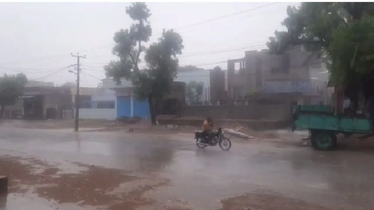 राजस्थान में मौसम हुआ मेहरबान, झमाझम बरसी बरसात, अब ओलावृष्टि का अलर्ट राजस्थान में मौसम हुआ मेहरबान, झमाझम बरसी बरसात, अब ओलावृष्टि का अलर्ट