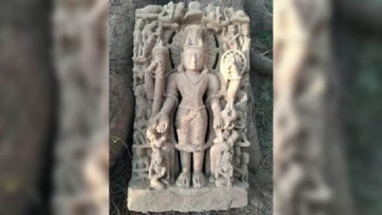  ಶವ ಹೂಳಲು ಗುಂಡಿ ಅಗೆಯುತ್ತಿದ್ದಾಗ ಸಿಕ್ತು ಭಗವಂತನ ಮೂರ್ತಿ, ಪುರಾತತ್ವ ಇಲಾಖೆಗೆ ಸೂಚನೆ