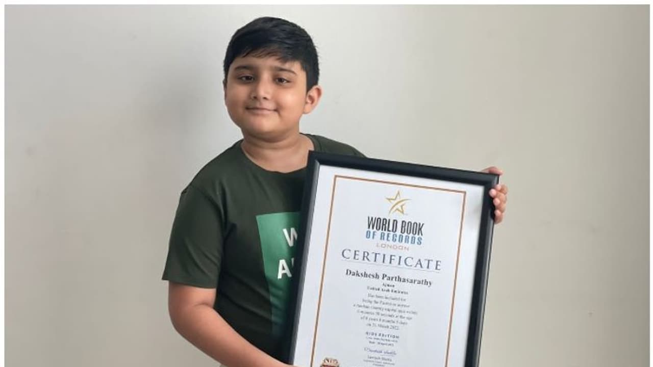 എല്ലാ രാജ്യങ്ങളുടെയും തലസ്ഥാനങ്ങള് മിനിറ്റുകള്ക്കുള്ളില് പറഞ്ഞ് റെക്കോര്ഡ് നേടി എട്ടു വയസ്സുകാരന് എല്ലാ രാജ്യങ്ങളുടെയും തലസ്ഥാനങ്ങള് മിനിറ്റുകള്ക്കുള്ളില് പറഞ്ഞ് റെക്കോര്ഡ് നേടി എട്ടു വയസ്സുകാരന്