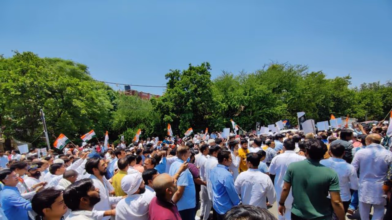 Congress protests: దేశవ్యాప్తంగా కాంగ్రెస్ ఆందోళ‌న‌లు.. హింసాత్మ‌కంగా మారిన నిర‌స‌న‌లు