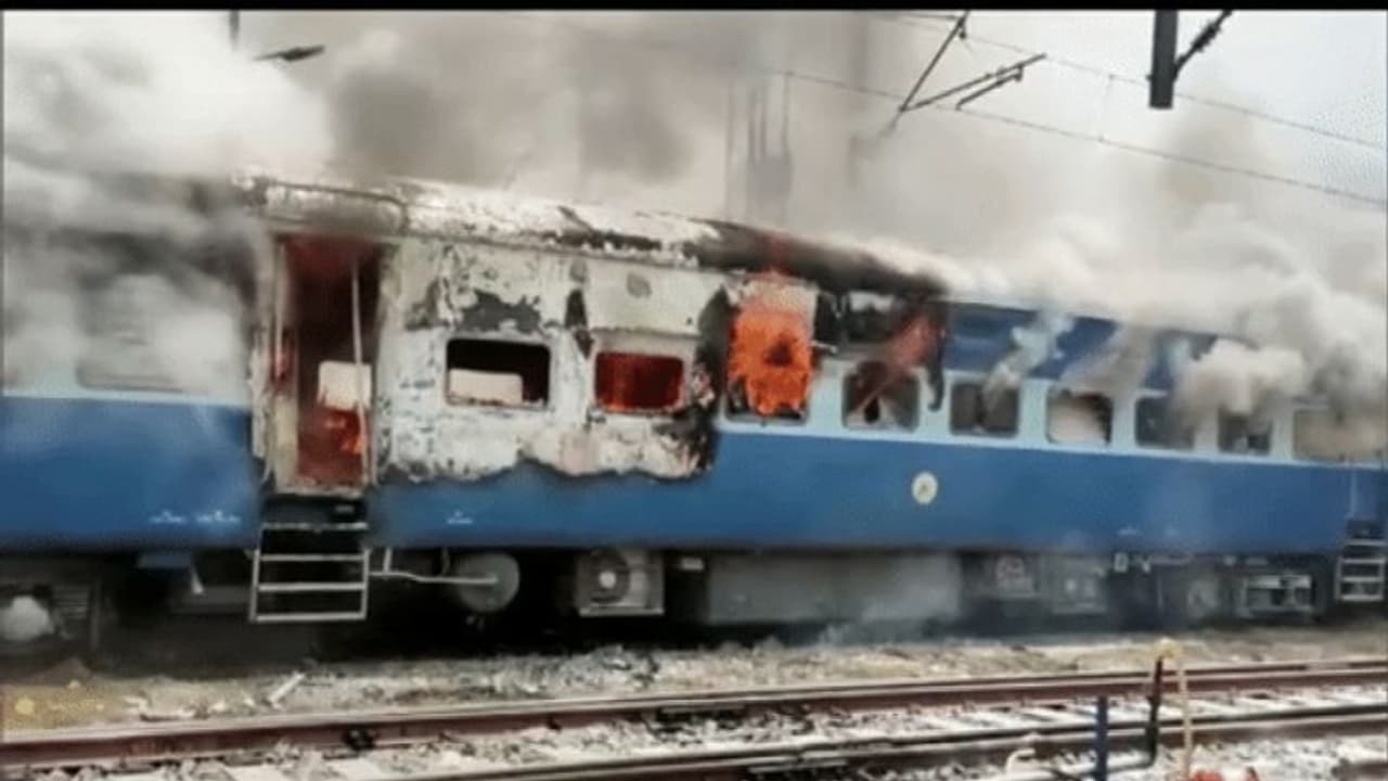 Agnipath : హింసాత్మకంగా మారిన ‘అగ్నిపథ్’ నిరసనలు... బీహార్ బీజేపీ ఆఫీసు ధ్వంసం, ఎమ్మెల్యేపై దాడి Agnipath : హింసాత్మకంగా మారిన ‘అగ్నిపథ్’ నిరసనలు... బీహార్ బీజేపీ ఆఫీసు ధ్వంసం, ఎమ్మెల్యేపై దాడి