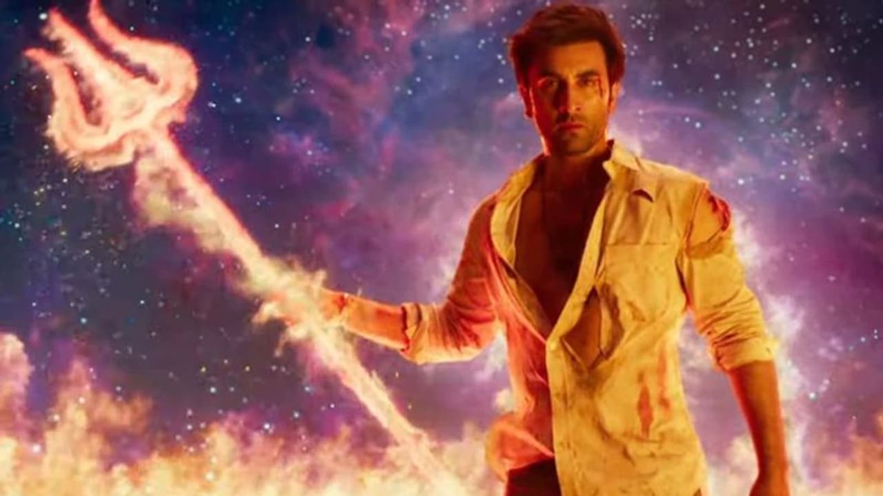 रणबीर कपूर की इस हरकत पर भड़के लोग,रिलीज से पहले विवादों में घिरा 'ब्रह्मास्त्र' 