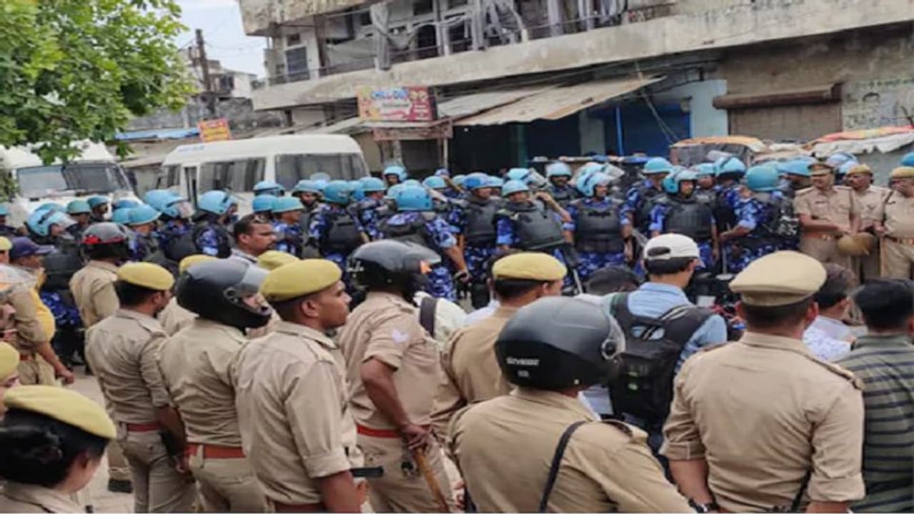 जुमे की नमाज़ को लेकर प्रशासन की ओर से खास इंतज़ाम, एडीजी और धर्मगुरुओं ने की बड़ी अपील जुमे की नमाज़ को लेकर प्रशासन की ओर से खास इंतज़ाम, एडीजी और धर्मगुरुओं ने की बड़ी अपील