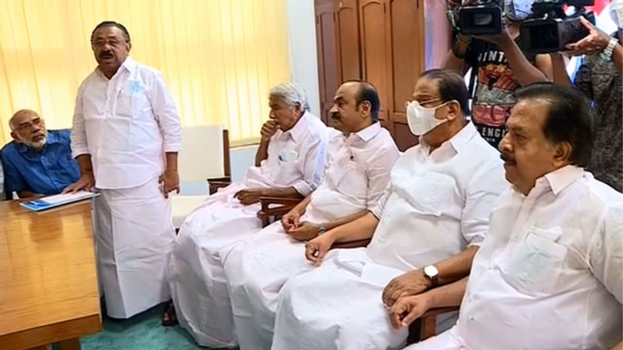 'യുവാക്കളെ ഗ്രൂപ്പുകള് വെട്ടി'; ചിന്തന് ശിബിര തീരുമാനങ്ങള് അട്ടിമറിച്ച് കെപിസിസി പുനഃസംഘടന 'യുവാക്കളെ ഗ്രൂപ്പുകള് വെട്ടി'; ചിന്തന് ശിബിര തീരുമാനങ്ങള് അട്ടിമറിച്ച് കെപിസിസി പുനഃസംഘടന