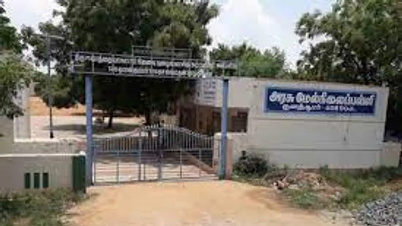 மாணவனிடம் சாதிய ரீதியாக பேசிய ஆசிரியர்.. சர்ச்சைக்குள்ளான ஆடியோ.. பள்ளிக்கு போலீஸ் பாதுகாப்பு.. மாணவனிடம் சாதிய ரீதியாக பேசிய ஆசிரியர்.. சர்ச்சைக்குள்ளான ஆடியோ.. பள்ளிக்கு போலீஸ் பாதுகாப்பு..