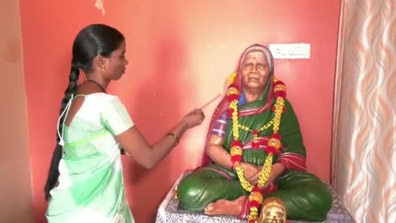 ಮನೆಯಲ್ಲೇ ದೈವ ಸ್ವರೂಪಿ ತಾಯಿ ಪ್ರತಿಮೆ ಇಟ್ಟು ಮಕ್ಕಳಿಂದ ನಿತ್ಯ ಪೂಜೆ ಮನೆಯಲ್ಲೇ ದೈವ ಸ್ವರೂಪಿ ತಾಯಿ ಪ್ರತಿಮೆ ಇಟ್ಟು ಮಕ್ಕಳಿಂದ ನಿತ್ಯ ಪೂಜೆ