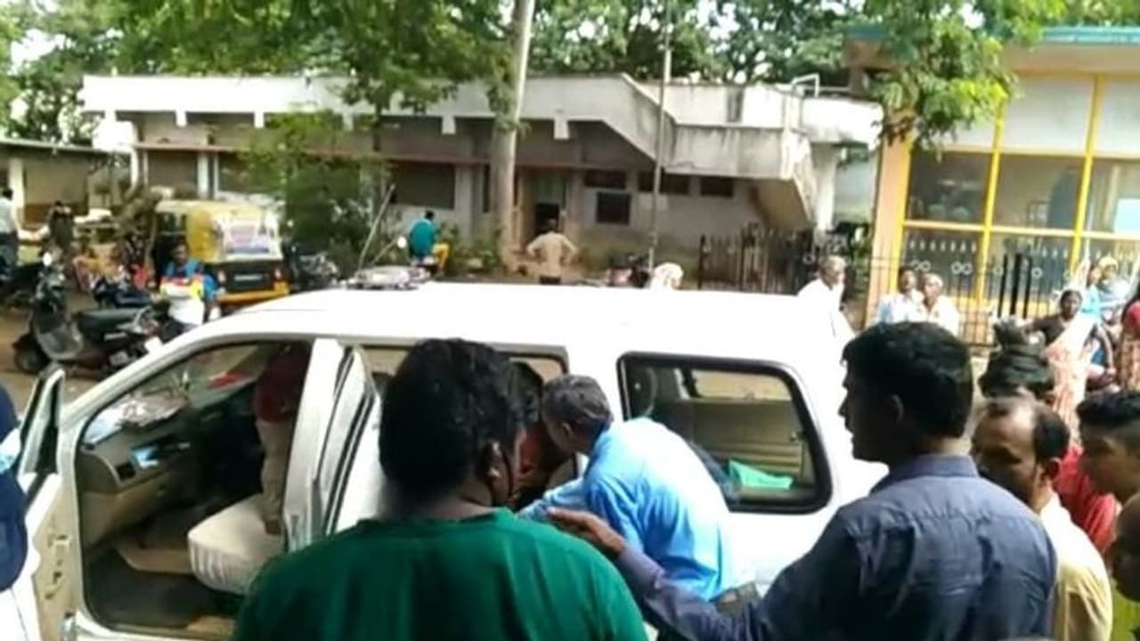 Dharwad News: ಅಪಘಾತಕ್ಕೀಡಾದ ದಂಪತಿಯನ್ನು ಸ್ವಂತ ವಾಹನದಲ್ಲಿ ಆಸ್ಪತ್ರೆಗೆ ದಾಖಲಿಸಿ ಮಾನವೀಯತೆ ಮೆರೆದ ತಹಶೀಲ್ದಾರ್ Dharwad News: ಅಪಘಾತಕ್ಕೀಡಾದ ದಂಪತಿಯನ್ನು ಸ್ವಂತ ವಾಹನದಲ್ಲಿ ಆಸ್ಪತ್ರೆಗೆ ದಾಖಲಿಸಿ ಮಾನವೀಯತೆ ಮೆರೆದ ತಹಶೀಲ್ದಾರ್