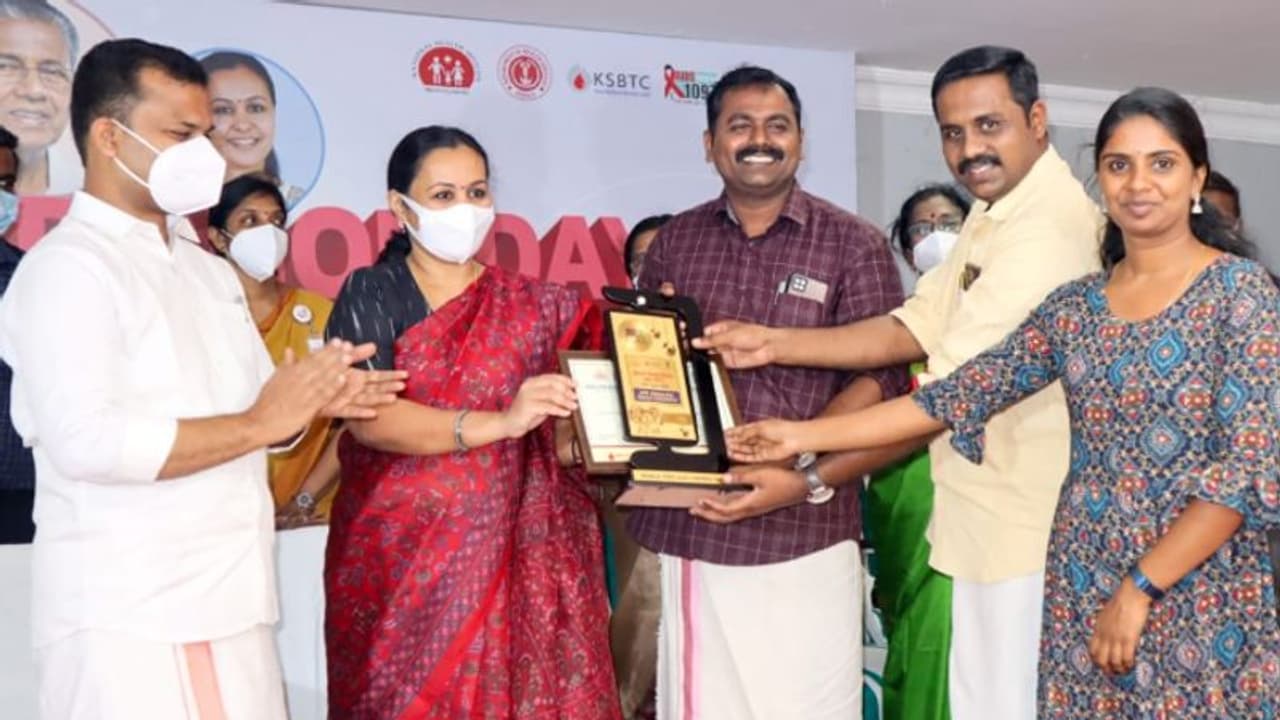 DYFI : ഏറ്റവും കൂടുതൽ രക്തം ദാനംചെയ്ത സംഘടന; നേട്ടം സ്വന്തമാക്കി ഡിവൈഎഫ്ഐ ആലപ്പുഴ ജില്ലാ കമ്മിറ്റി DYFI : ഏറ്റവും കൂടുതൽ രക്തം ദാനംചെയ്ത സംഘടന; നേട്ടം സ്വന്തമാക്കി ഡിവൈഎഫ്ഐ ആലപ്പുഴ ജില്ലാ കമ്മിറ്റി