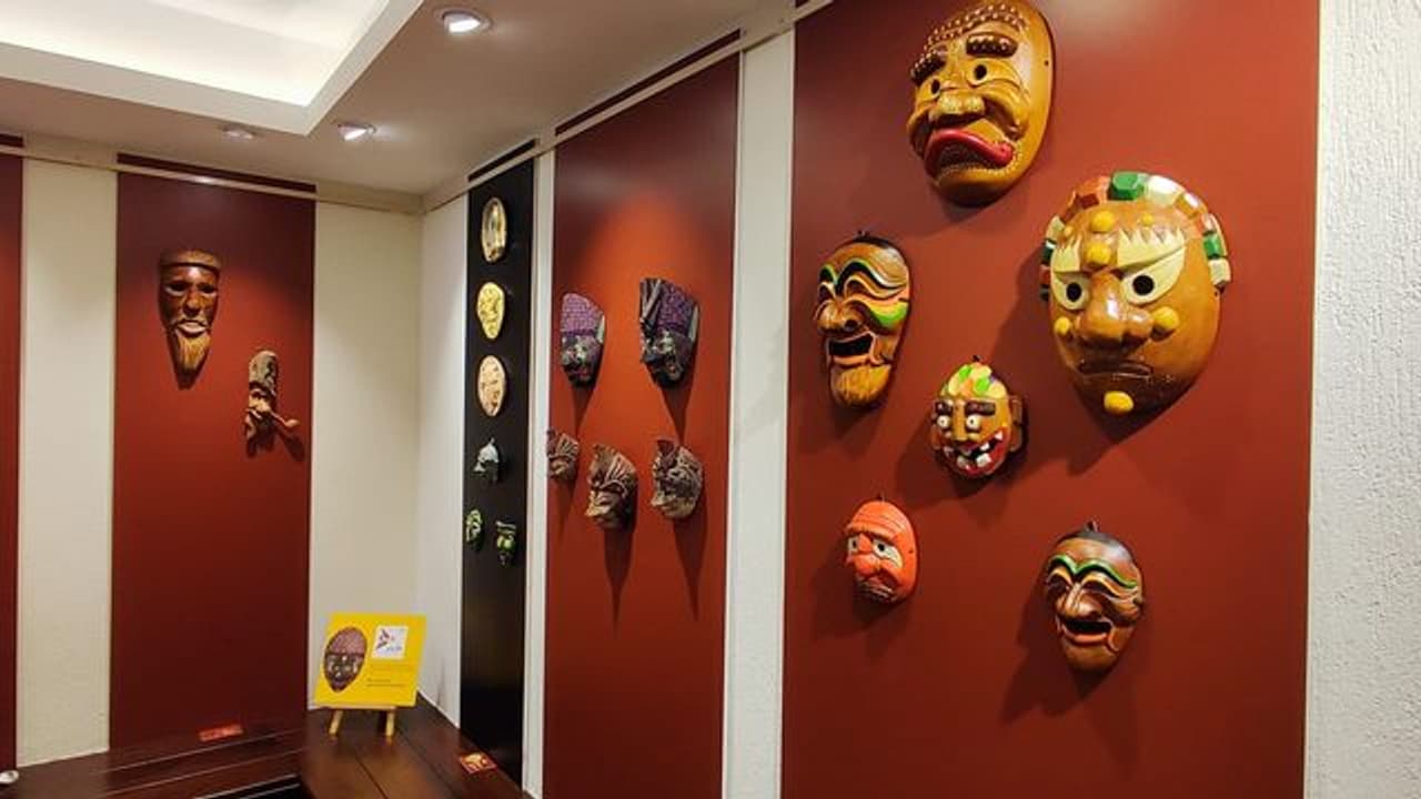 ಕಲಾಪ್ರಪಂಚದ ನಿಜದರ್ಶನ ಮಾಡಿಸುವ ಮುಖವಾಡಗಳು, ಡಾ.ಕಿರಣ್ ಆಚಾರ್ಯರ ಗ್ಯಾಲರಿ ರೌಂಡ್ಸ್