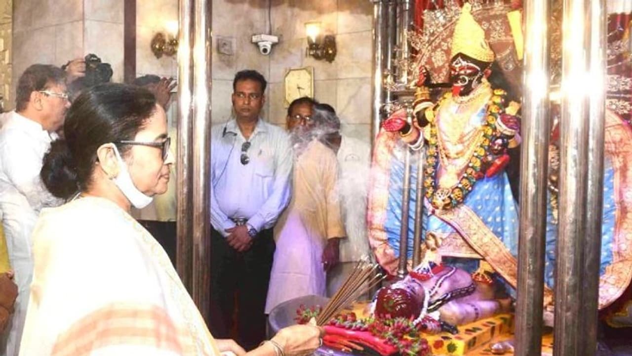 রামকৃষ্ণের বানী উল্লেখ করে বিজেপিকে নিশানা, দক্ষিণেশ্বর মন্দির থেকে চড়া বার্তা মমতার রামকৃষ্ণের বানী উল্লেখ করে বিজেপিকে নিশানা, দক্ষিণেশ্বর মন্দির থেকে চড়া বার্তা মমতার