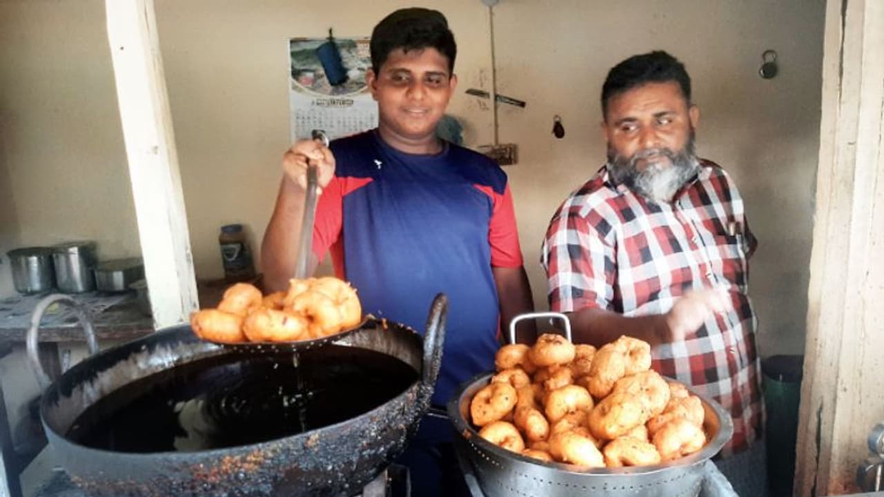 ക്ലാസ് കഴിഞ്ഞാല് രോഗിയായ വാപ്പയ്ക്കൊപ്പം ചായക്കടയില്; ബാദുഷയുടെ 'എ പ്ലസ്' നേട്ടത്തിന് ഇരട്ടി മധുരം ക്ലാസ് കഴിഞ്ഞാല് രോഗിയായ വാപ്പയ്ക്കൊപ്പം ചായക്കടയില്; ബാദുഷയുടെ 'എ പ്ലസ്' നേട്ടത്തിന് ഇരട്ടി മധുരം