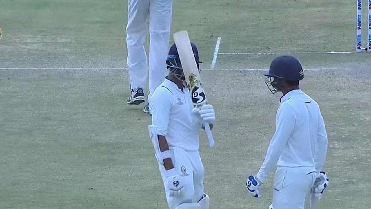 యశస్వి జైస్వాల్ ‘హ్యాట్రిక్’ సెంచరీ... రంజీ ట్రోఫీ సెమీ ఫైనల్లో విజయం దిశగా ముంబై... యశస్వి జైస్వాల్ ‘హ్యాట్రిక్’ సెంచరీ... రంజీ ట్రోఫీ సెమీ ఫైనల్లో విజయం దిశగా ముంబై...