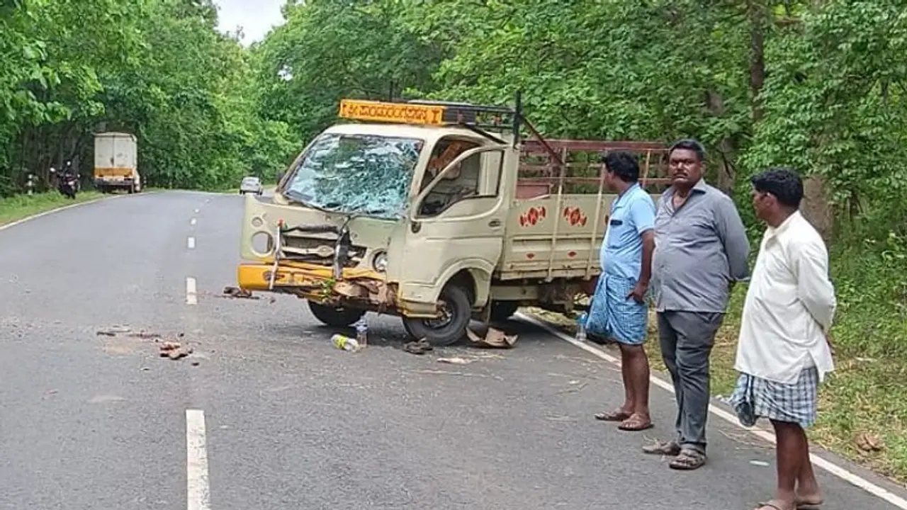 ಹುಬ್ಬಳ್ಳಿ: ಎರಡು ಗೂಡ್ಸ್ ವಾಹನಗಳ ಮಧ್ಯೆ ಅಪಘಾತ: 12 ಜನರಿಗೆ ಗಾಯ ಹುಬ್ಬಳ್ಳಿ: ಎರಡು ಗೂಡ್ಸ್ ವಾಹನಗಳ ಮಧ್ಯೆ ಅಪಘಾತ: 12 ಜನರಿಗೆ ಗಾಯ