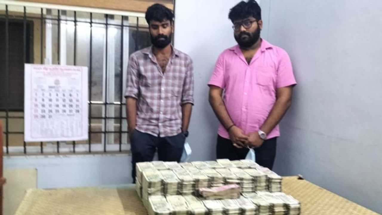 മലപ്പുറത്ത് വന് കുഴല്പ്പണവേട്ട; കാറിലെ രഹസ്യ അറയില് ഒളിപ്പിച്ച് കടത്തിയ 1.15 കോടി രൂപ പിടികൂടി മലപ്പുറത്ത് വന് കുഴല്പ്പണവേട്ട; കാറിലെ രഹസ്യ അറയില് ഒളിപ്പിച്ച് കടത്തിയ 1.15 കോടി രൂപ പിടികൂടി