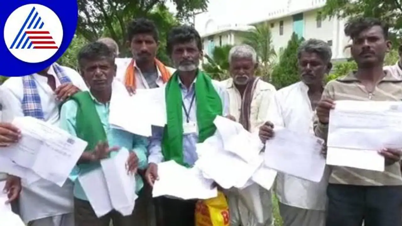 ಬೆಳೆ ವಿಮೆ ತುಂಬಿದ್ದು ಹೆಕ್ಟೇರ್ಗೆ 2,500, ಪರಿಹಾರ ಬಂದಿದ್ದು 700 ರೂ: ಕಂಗಾಲಾದ ಅನ್ನದಾತ..! ಬೆಳೆ ವಿಮೆ ತುಂಬಿದ್ದು ಹೆಕ್ಟೇರ್ಗೆ 2,500, ಪರಿಹಾರ ಬಂದಿದ್ದು 700 ರೂ: ಕಂಗಾಲಾದ ಅನ್ನದಾತ..!