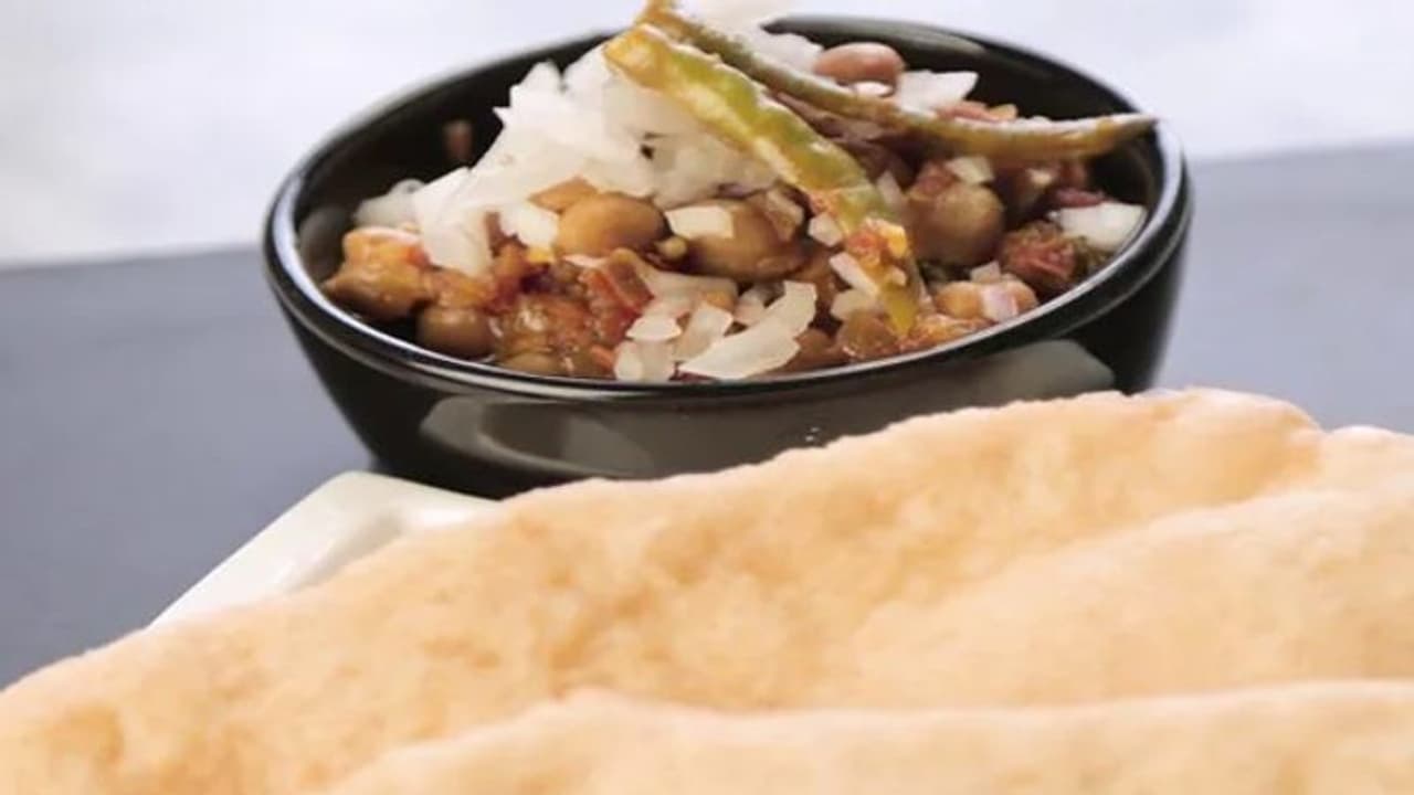 മാളില്‍ നിന്ന് വാങ്ങിയ ഭക്ഷണത്തില്‍ ജീവനുള്ള പല്ലി; വീഡിയോ