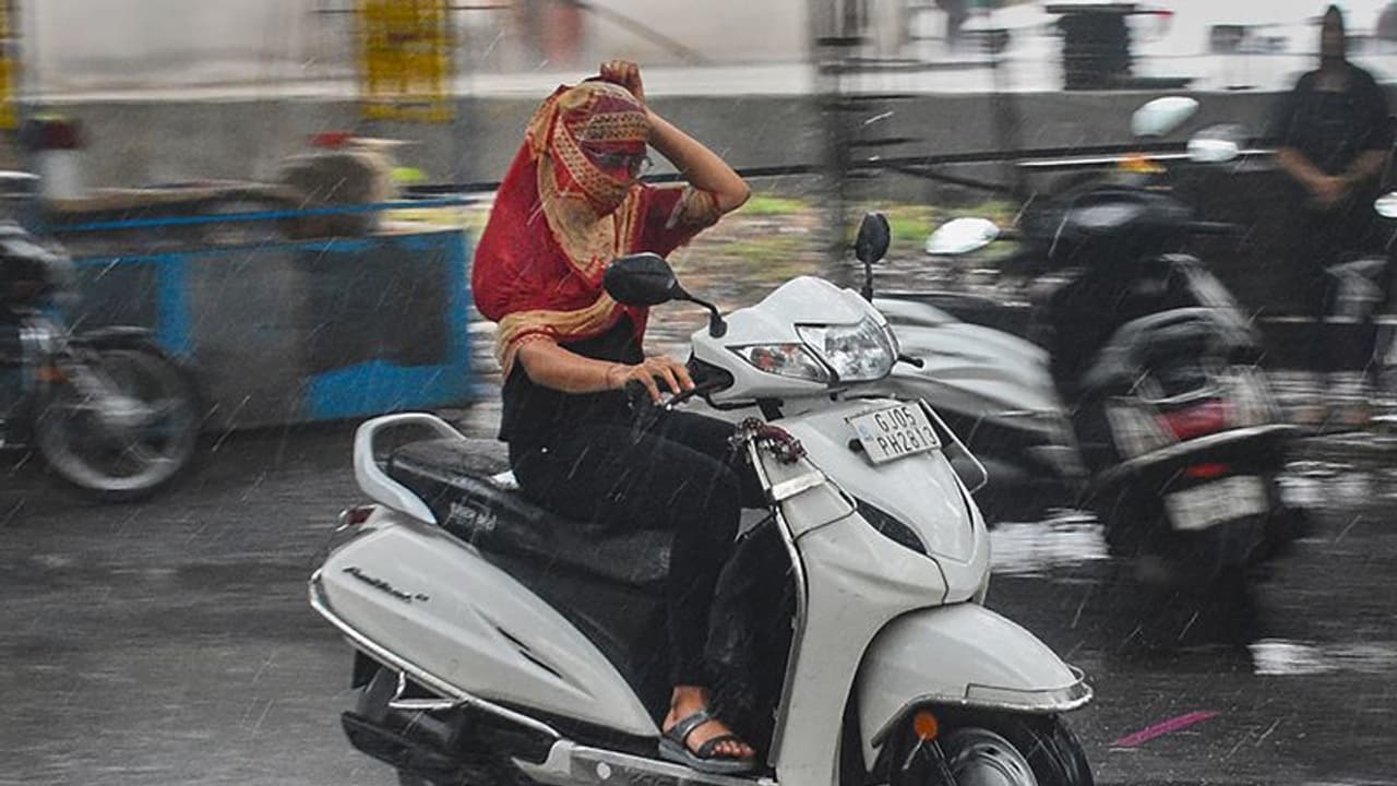 Weather report: पूर्वोत्तर में फिर भारी बारिश का अलर्ट, जानिए किन राज्यों तक पहुंचा मानसून और आगे का हाल Weather report: पूर्वोत्तर में फिर भारी बारिश का अलर्ट, जानिए किन राज्यों तक पहुंचा मानसून और आगे का हाल
