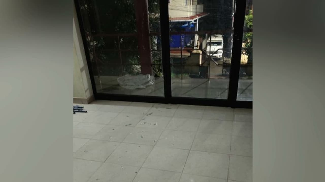 ഒറ്റപ്പാലത്ത് സിപിഎം ഏരിയ കമ്മിറ്റി ഓഫീസിന് നേരെ കല്ലേറ്, ചില്ലുകൾ തകർന്നു