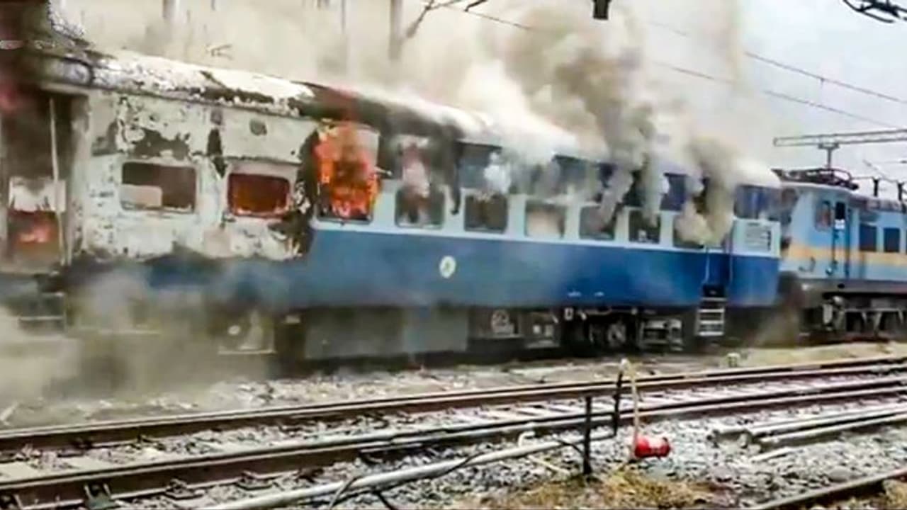 Agnipath Recruitment Scheme Row : యూపీలో రైల్వే స్టేషన్ పై యువకుల దాడి.. ట్రైన్ కు నిప్పు, ఆస్తుల ధ్వంసం.. Agnipath Recruitment Scheme Row : యూపీలో రైల్వే స్టేషన్ పై యువకుల దాడి.. ట్రైన్ కు నిప్పు, ఆస్తుల ధ్వంసం..