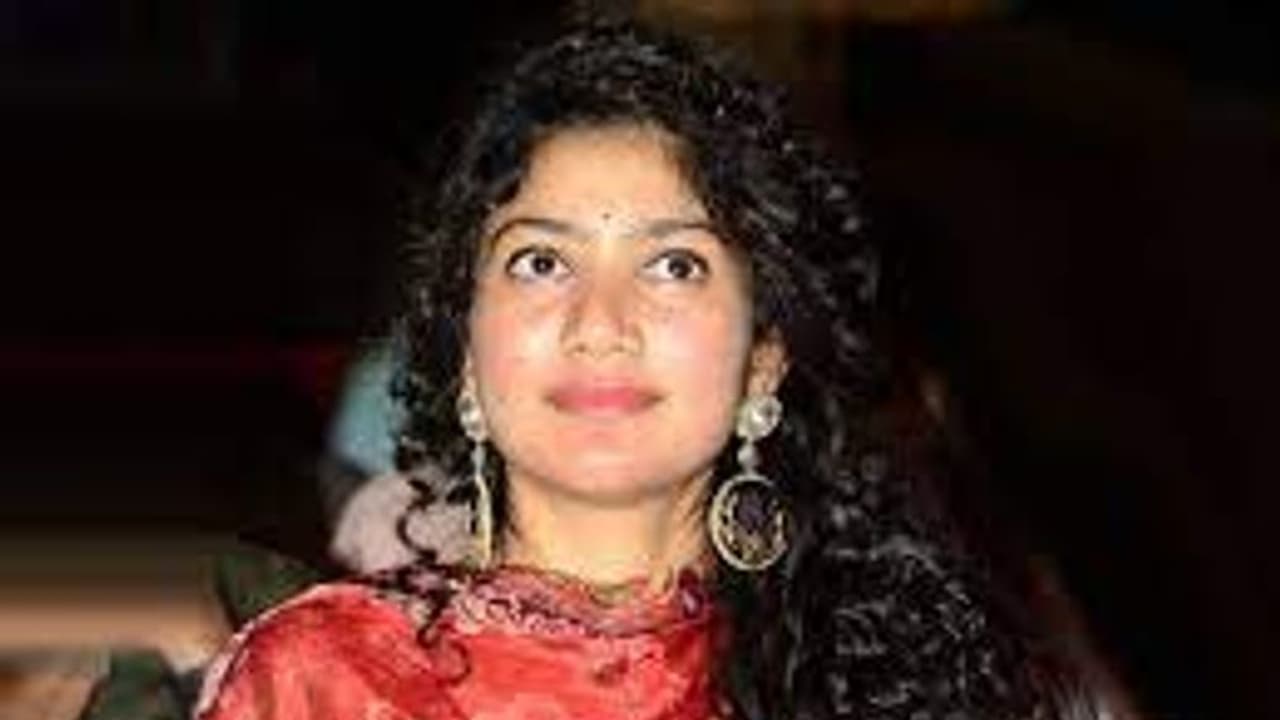 'എല്ലാ ജീവനും തുല്യപ്രാധാന്യം, മതത്തിന്റെ പേരിലുള്ള ആക്രമണവും തെറ്റ്'; വിശദീകരണവുമായി സായ് പല്ലവി 'എല്ലാ ജീവനും തുല്യപ്രാധാന്യം, മതത്തിന്റെ പേരിലുള്ള ആക്രമണവും തെറ്റ്'; വിശദീകരണവുമായി സായ് പല്ലവി