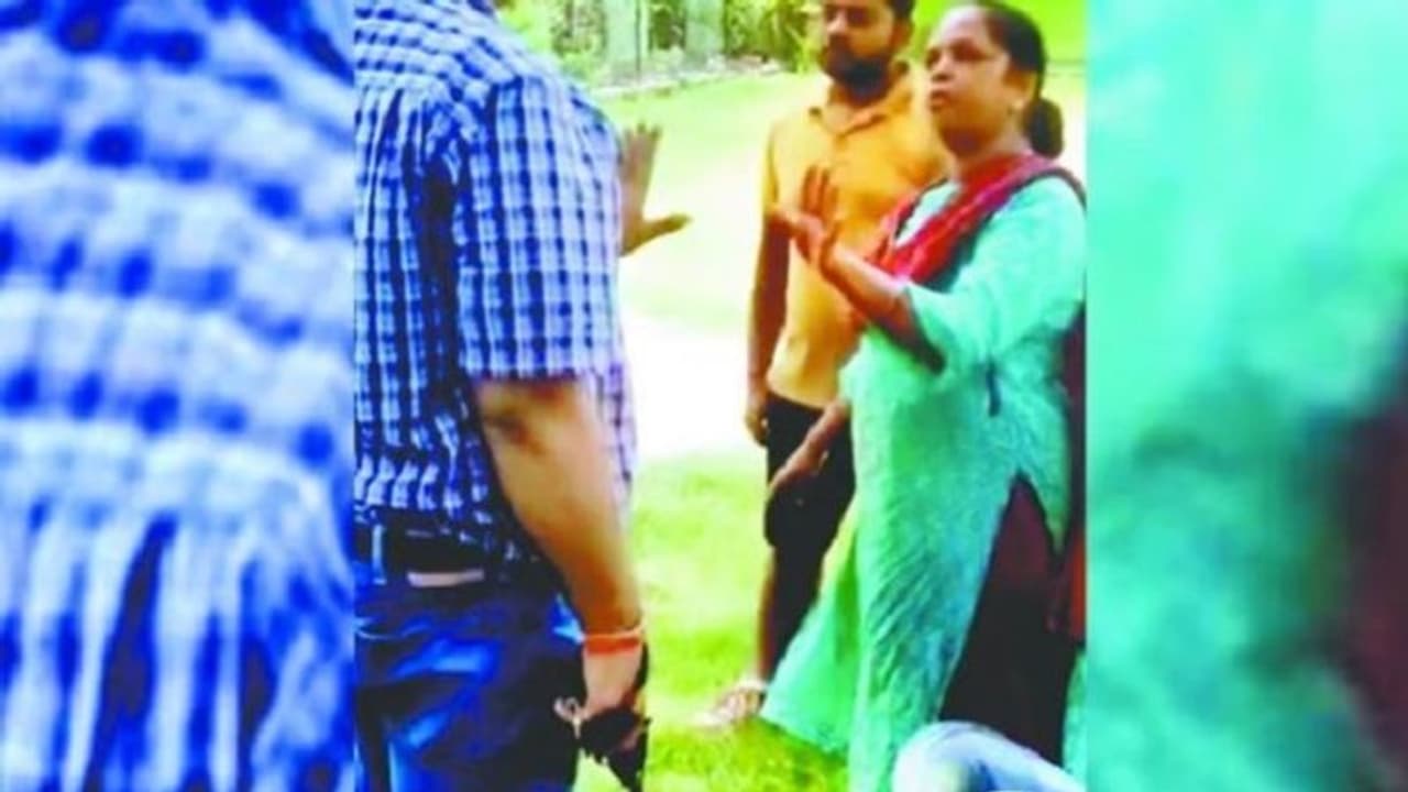 दबंगई दिखाते हुए असलहा निकालने पर स्कूल प्रबंधक के खिलाफ दर्ज हुई FIR, प्रिसिंपल ने लगाए हैं कई गंभीर आरोप दबंगई दिखाते हुए असलहा निकालने पर स्कूल प्रबंधक के खिलाफ दर्ज हुई FIR, प्रिसिंपल ने लगाए हैं कई गंभीर आरोप