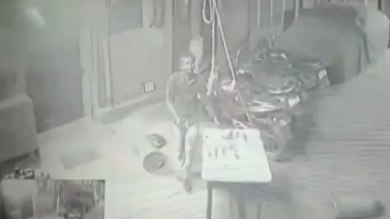 दीवार कूदकर ड्रम बनाने की फैक्टरी में घूसा अंजान शख्स, फांसी लगाने के बाद गोबर से लिखा अब घर लौटने का मन नहीं दीवार कूदकर ड्रम बनाने की फैक्टरी में घूसा अंजान शख्स, फांसी लगाने के बाद गोबर से लिखा अब घर लौटने का मन नहीं