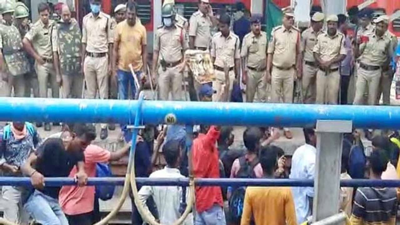 Agnipath protest in Secunderabad కాల్పులు ఎవరో జరిపారో తేలాలి: ఎస్సీఆర్ సీపీఆర్ఓ రాకేష్ Agnipath protest in Secunderabad కాల్పులు ఎవరో జరిపారో తేలాలి: ఎస్సీఆర్ సీపీఆర్ఓ రాకేష్