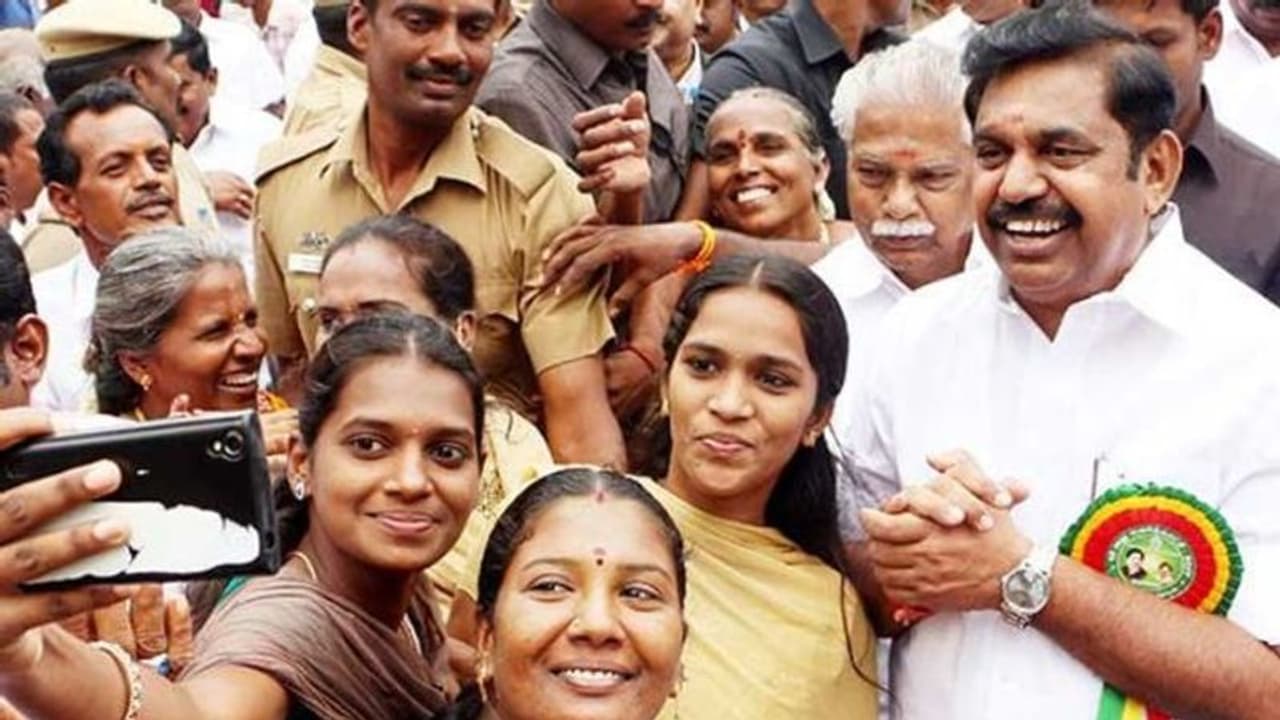 அதிமுக பொதுச்செயலாளர் இபிஎஸ் வாழ்க.!! ஓபிஎஸ் ஆப்சென்ட்..தொடரும் ஒற்றை தலைமை சர்ச்சை !