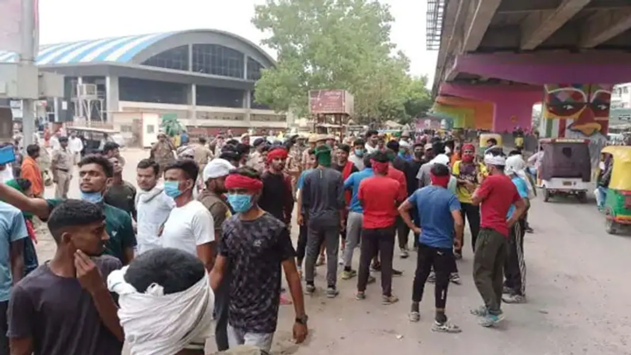 'अग्निपथ' स्कीम के विरोध में बनारस में हंगामा, तोड़फोड़ और प्रदर्शन जारी