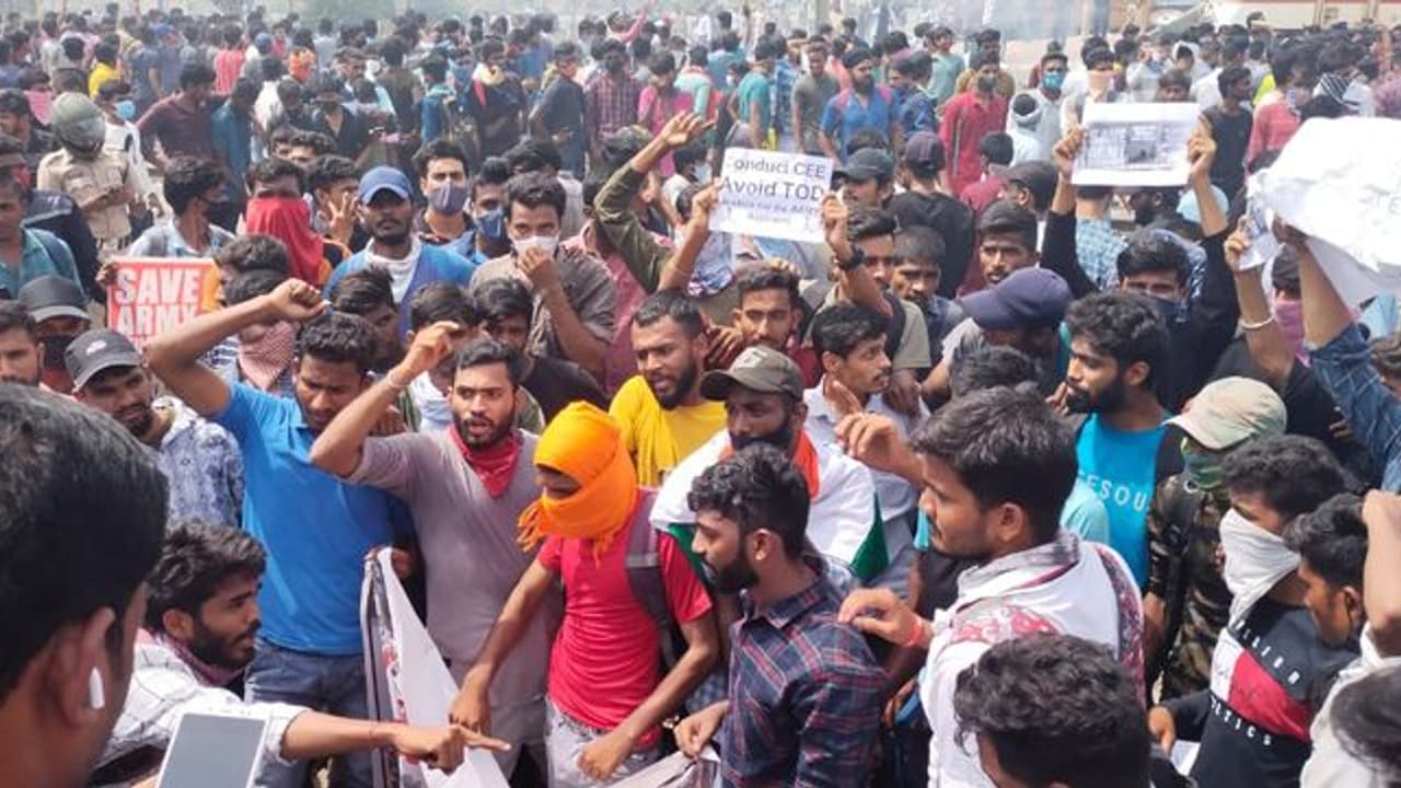 agnipath protest: సికింద్రాబాద్ విధ్వంసం.... ఆర్పీఎఫ్, జీఆర్పీల డీజీలను నివేదిక కోరిన హెచ్ఆర్సీ 