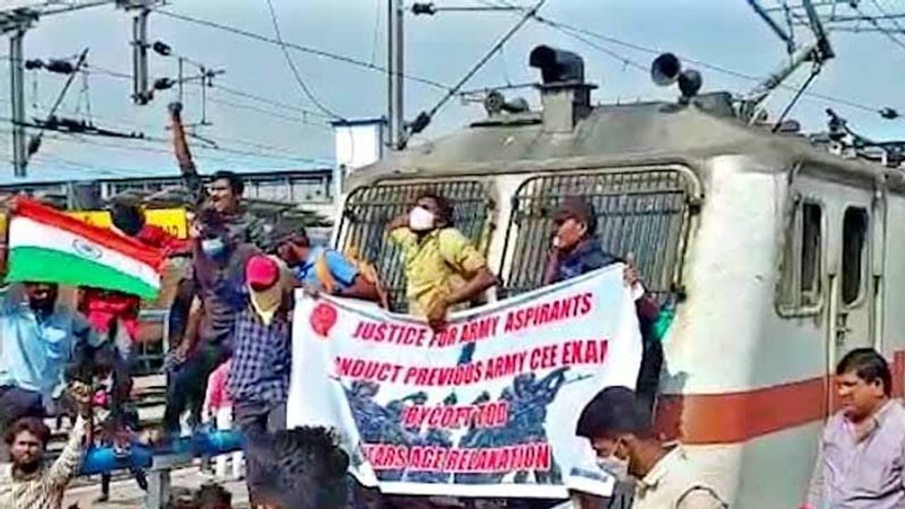 Agnipath protest in Telangana: సికింద్రాబాద్ రైల్వేస్టేషన్ లో ఆర్పీఎఫ్ కాల్పుల్లో ఒకరు మృతి Agnipath protest in Telangana: సికింద్రాబాద్ రైల్వేస్టేషన్ లో ఆర్పీఎఫ్ కాల్పుల్లో ఒకరు మృతి