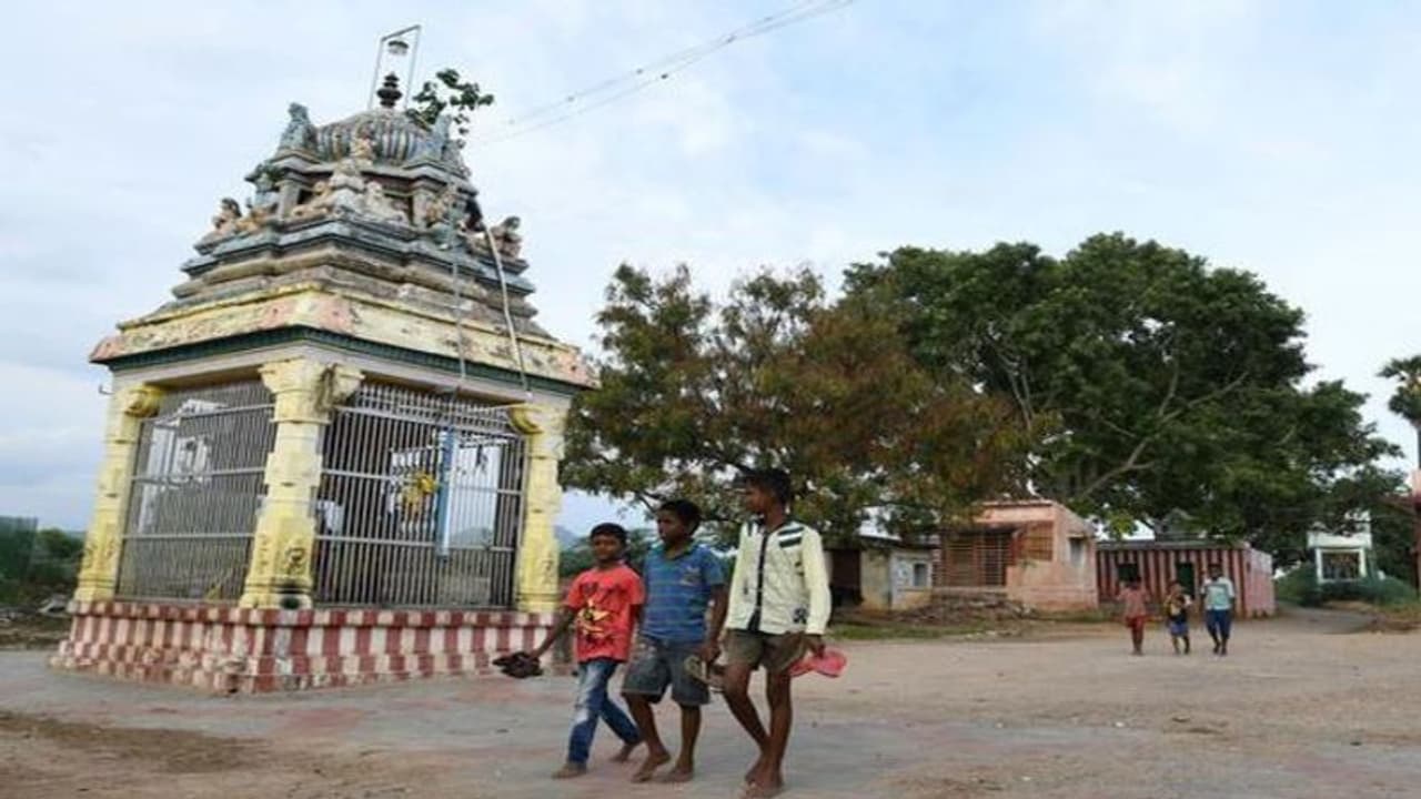 अजब गजब मान्यता: यहां लोग घर से निकलते ही चप्पल हाथ में पकड़ लेते है, जिसने ऐसा नहीं किया उसे मिलेगी कड़ी सजा अजब गजब मान्यता: यहां लोग घर से निकलते ही चप्पल हाथ में पकड़ लेते है, जिसने ऐसा नहीं किया उसे मिलेगी कड़ी सजा