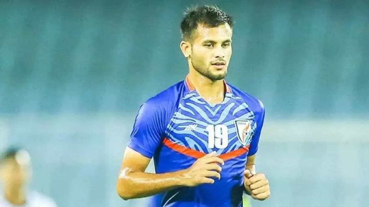 ഹൃദ്രോഗം കരിയറിന് ഭീഷണിയായി, പിന്നാലെ വിലക്ക്; കീഴടങ്ങിയില്ല, അന്വര് അലി ഇന്ന് സ്റ്റിമാക്കിന്റെ വജ്രായുധം ഹൃദ്രോഗം കരിയറിന് ഭീഷണിയായി, പിന്നാലെ വിലക്ക്; കീഴടങ്ങിയില്ല, അന്വര് അലി ഇന്ന് സ്റ്റിമാക്കിന്റെ വജ്രായുധം