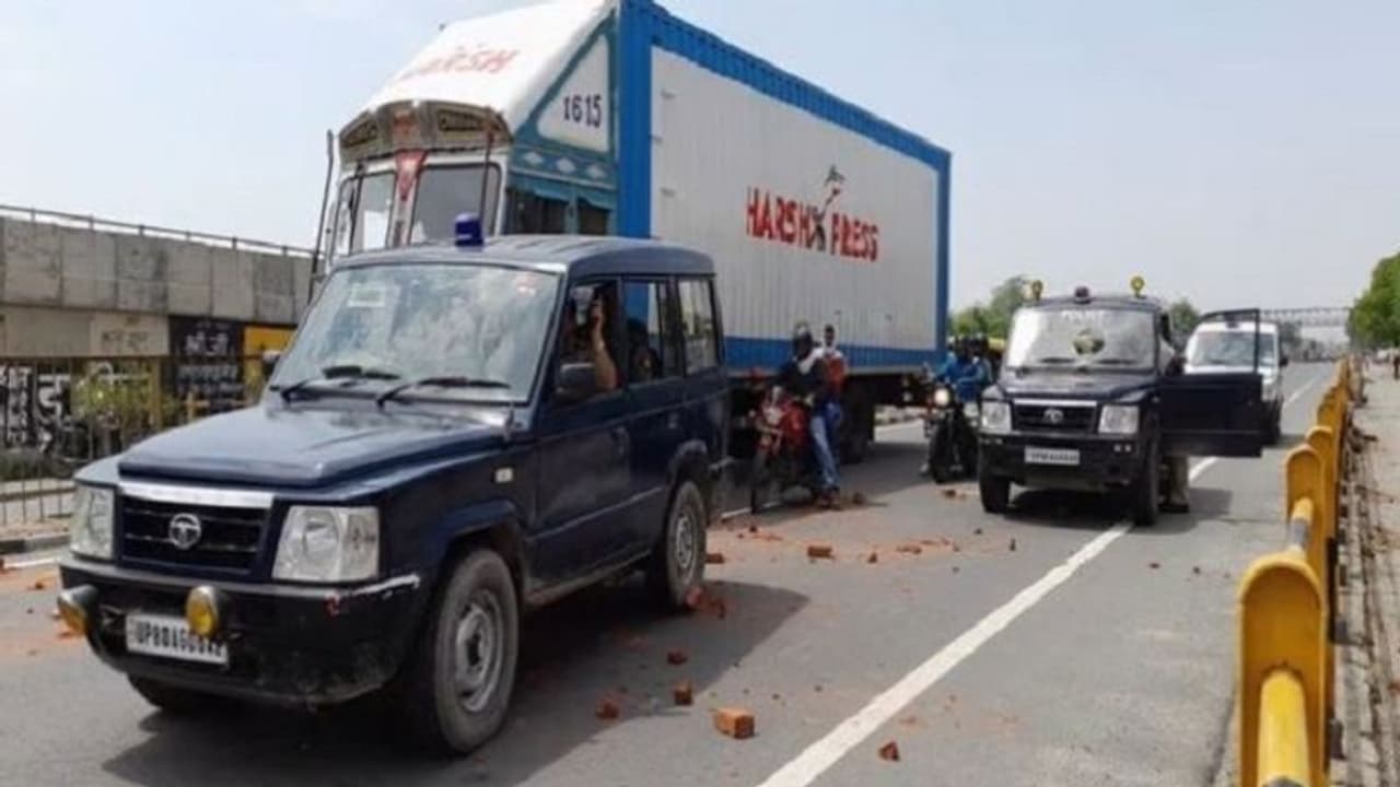 अग्निपथ योजना को लेकर आगरा ग्वालियर हाईवे पर जमकर हुआ पथराव, युवाओं ने पुलिस की गाड़ियों को भी बनाया निशाना अग्निपथ योजना को लेकर आगरा ग्वालियर हाईवे पर जमकर हुआ पथराव, युवाओं ने पुलिस की गाड़ियों को भी बनाया निशाना