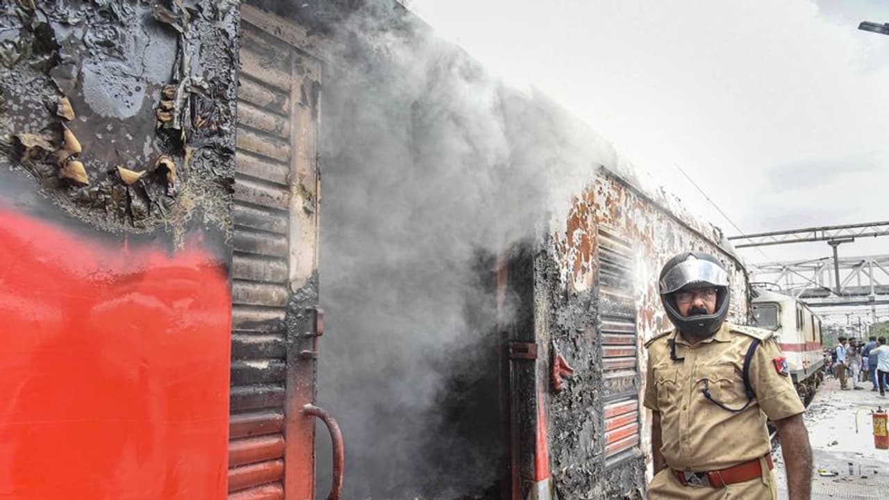 Agnipath protests spread to MP, Telangana; Army chief seeks out 'Agniveers' Agnipath protests spread to MP, Telangana; Army chief seeks out 'Agniveers'