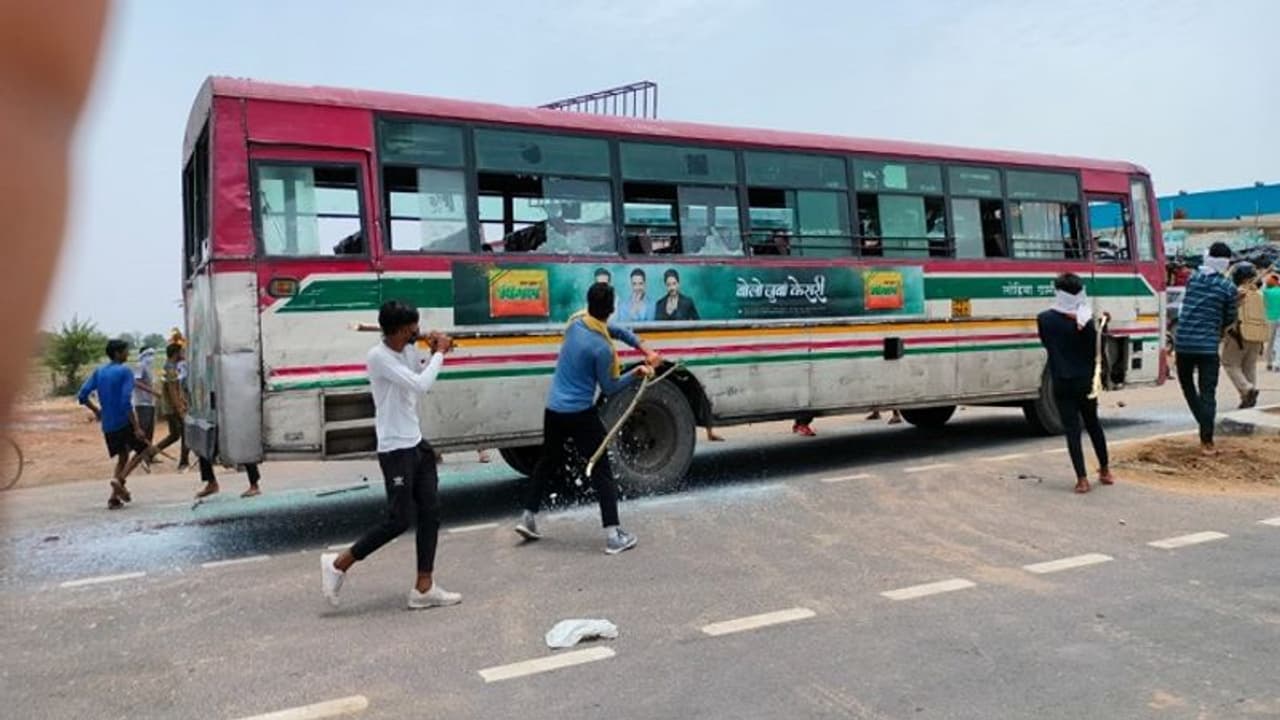 अग्निपथ योजना के खिलाफ अलीगढ़ में भी प्रदर्शन, युवाओं ने बसों में तोड़फोड़ के साथ की आगजनी अग्निपथ योजना के खिलाफ अलीगढ़ में भी प्रदर्शन, युवाओं ने बसों में तोड़फोड़ के साथ की आगजनी