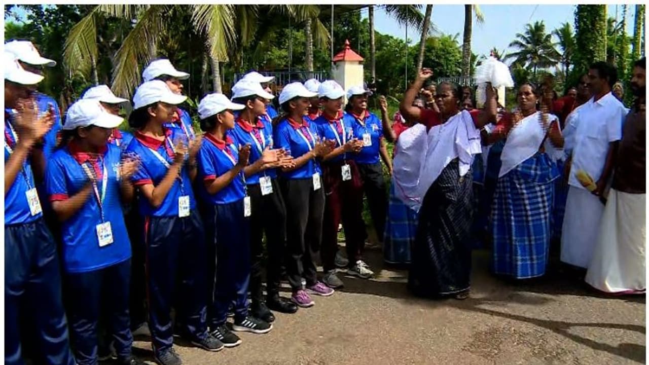 കുട്ടനാടിന്‍റെ കാർഷിക പാരമ്പര്യമറിഞ്ഞ് വജ്രജയന്തി സംഘം; എൻസിസി കേഡറ്റുകൾക്ക് നവ്യാനുഭവമായി ഞാറ്റുവേലപാട്ട്
