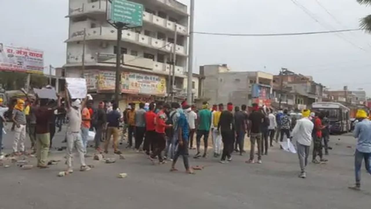अग्निपथ योजना को लेकर इन 12 शहरों में बवाल और हिंसा, कहीं चले पत्थर तो कहीं जली ट्रेन