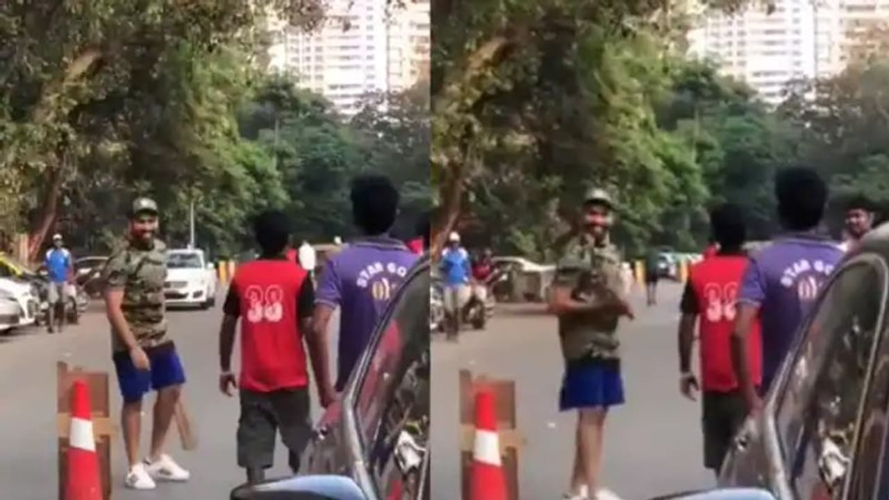 IND vs ENG: इंग्लैंड दौरे से पहले गली क्रिकेट खेलते नजर आए भारतीय टीम के कप्तान, वायरल हो रहा वीडियो IND vs ENG: इंग्लैंड दौरे से पहले गली क्रिकेट खेलते नजर आए भारतीय टीम के कप्तान, वायरल हो रहा वीडियो