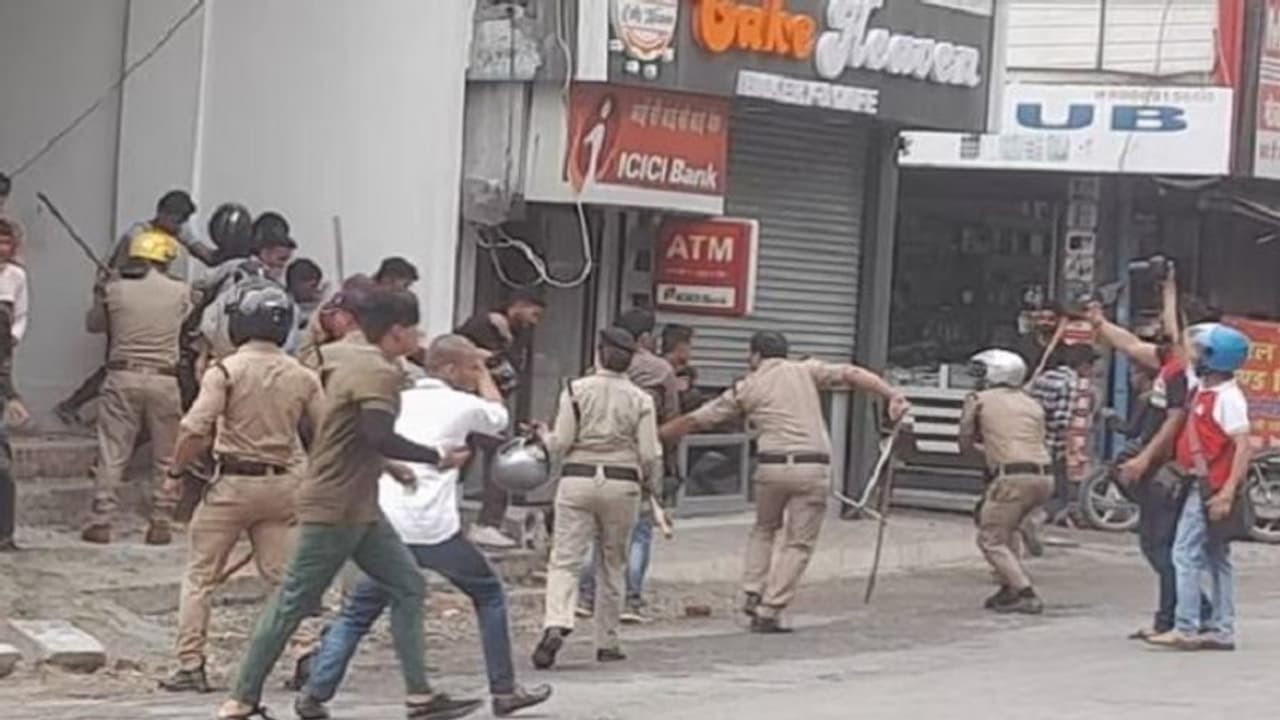 उत्तराखंड: हल्द्वानी में तिरंगा लेकर सड़कों पर उतरे युवाओं ने अग्निपथ योजना का किया विरोध, पुलिस ने चलाए डंडे उत्तराखंड: हल्द्वानी में तिरंगा लेकर सड़कों पर उतरे युवाओं ने अग्निपथ योजना का किया विरोध, पुलिस ने चलाए डंडे