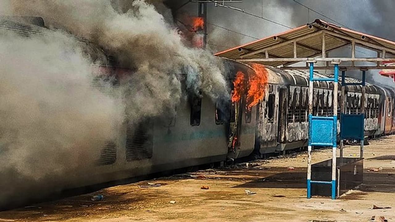 Agneepath Scheme Protest : आगजनी तोड़फोड़ और पथराव के बीच 35 ट्रेनें रद्द, 13 शॉर्ट टर्मिनेट, देखें पूरी लिस्ट