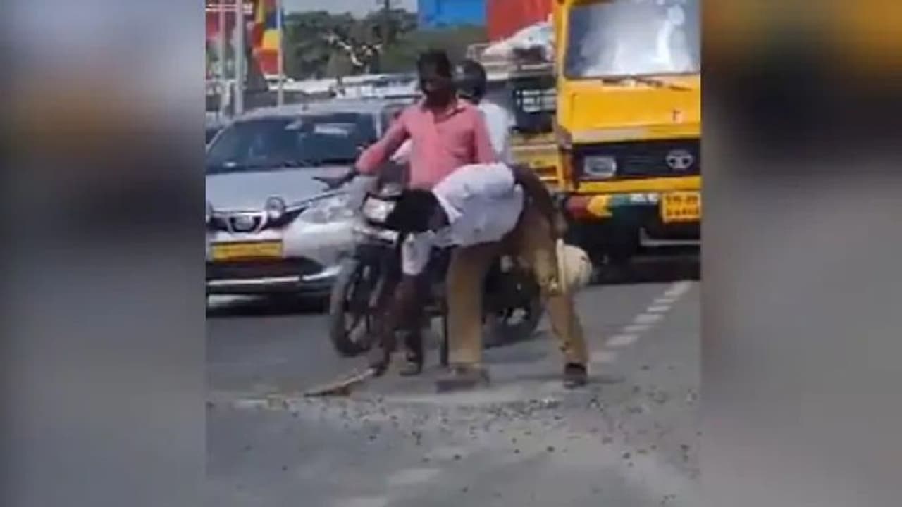 ഇങ്ങനെയും പൊലീസ്; കയ്യടി നേടി വൈറലായി വീഡിയോ